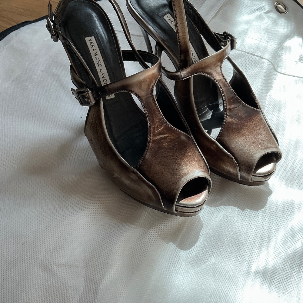 Vera Vera Wang Metallic Braun Sandals